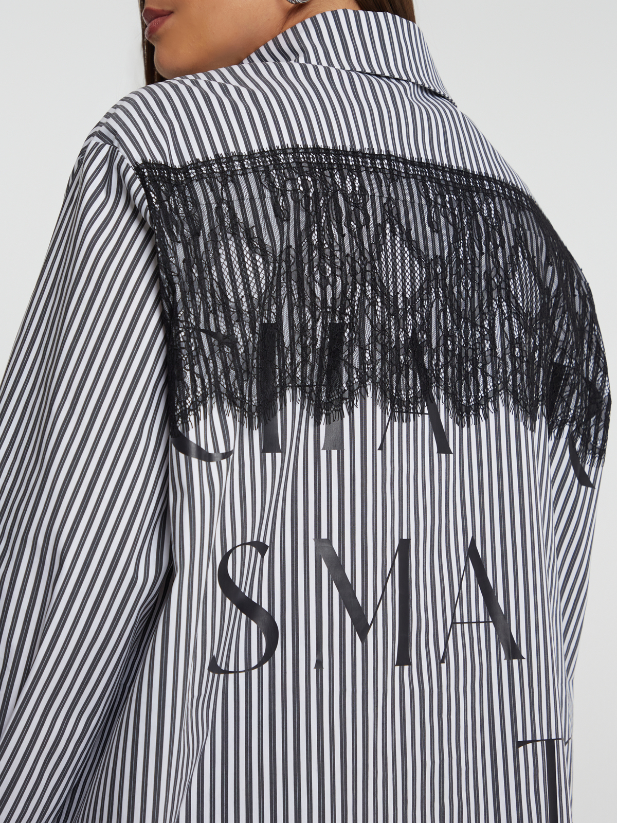Ριγέ oversized πουκάμισο με δαντέλα & statement print φωτογραφία