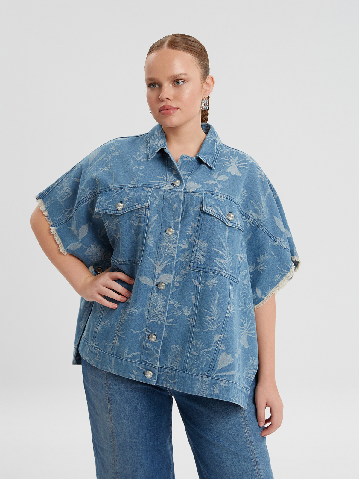 Oversized εμπριμέ τζιν πουκάμισο με κοντά μανίκια φωτογραφία