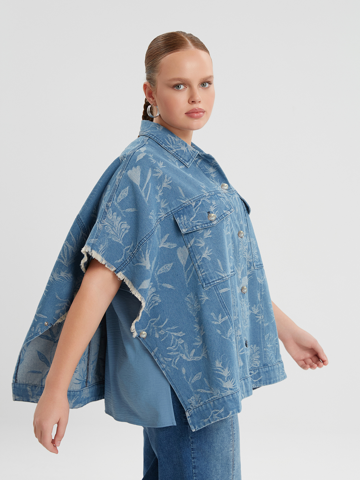 Oversized εμπριμέ τζιν πουκάμισο με κοντά μανίκια φωτογραφία