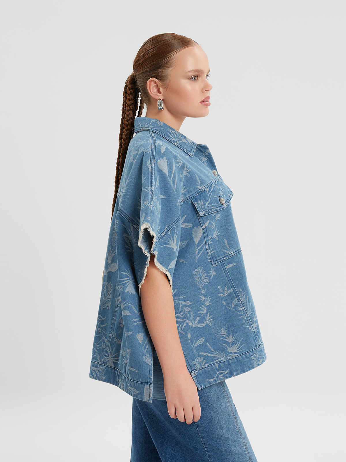 Oversized εμπριμέ τζιν πουκάμισο με κοντά μανίκια φωτογραφία