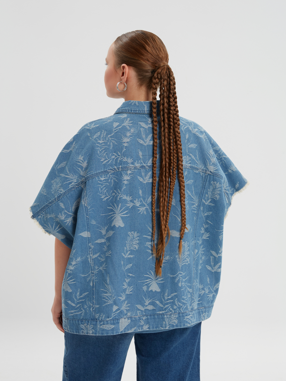 Oversized εμπριμέ τζιν πουκάμισο με κοντά μανίκια φωτογραφία