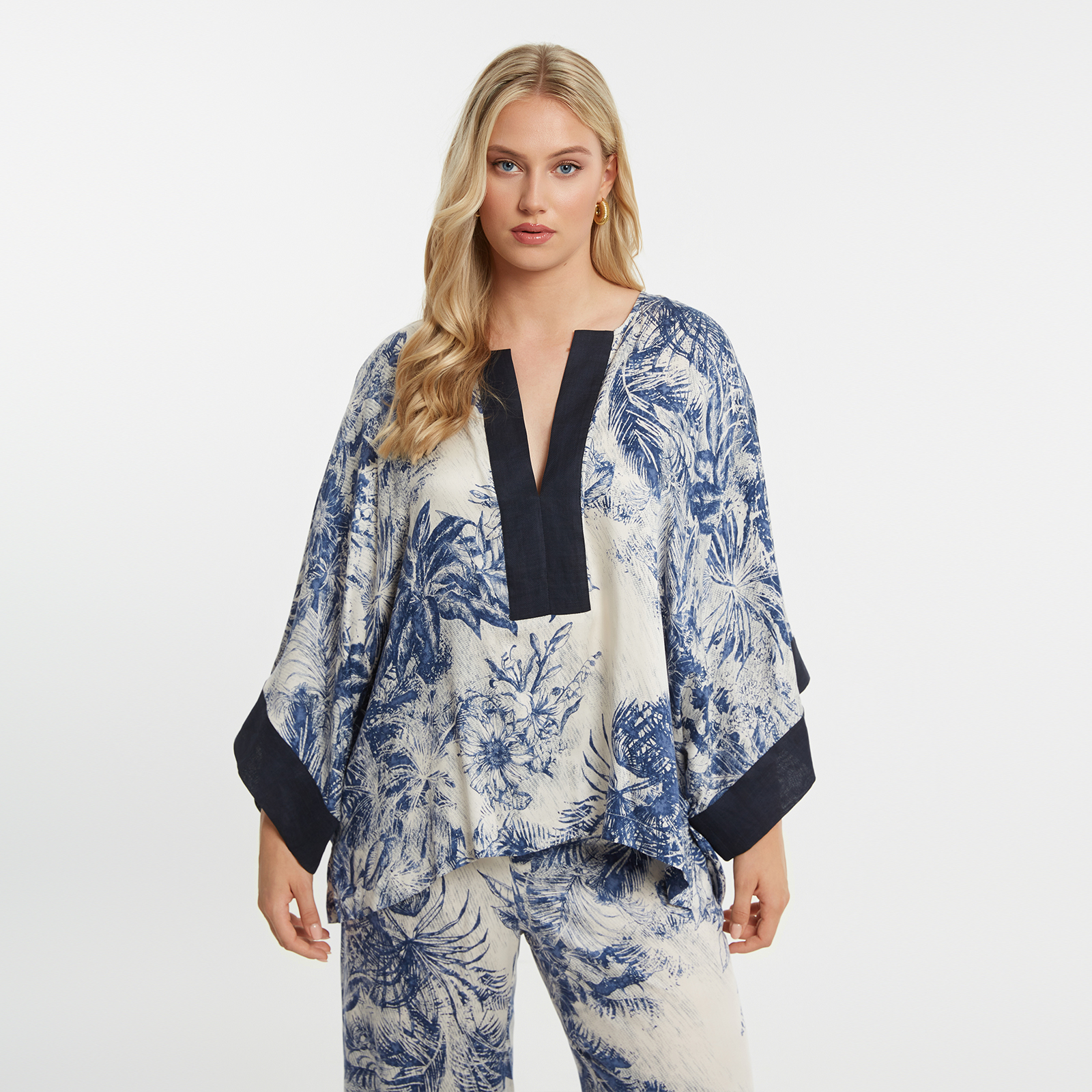 Εμπριμέ μπλούζα βισκόζη με αντίθεση στον γιακά