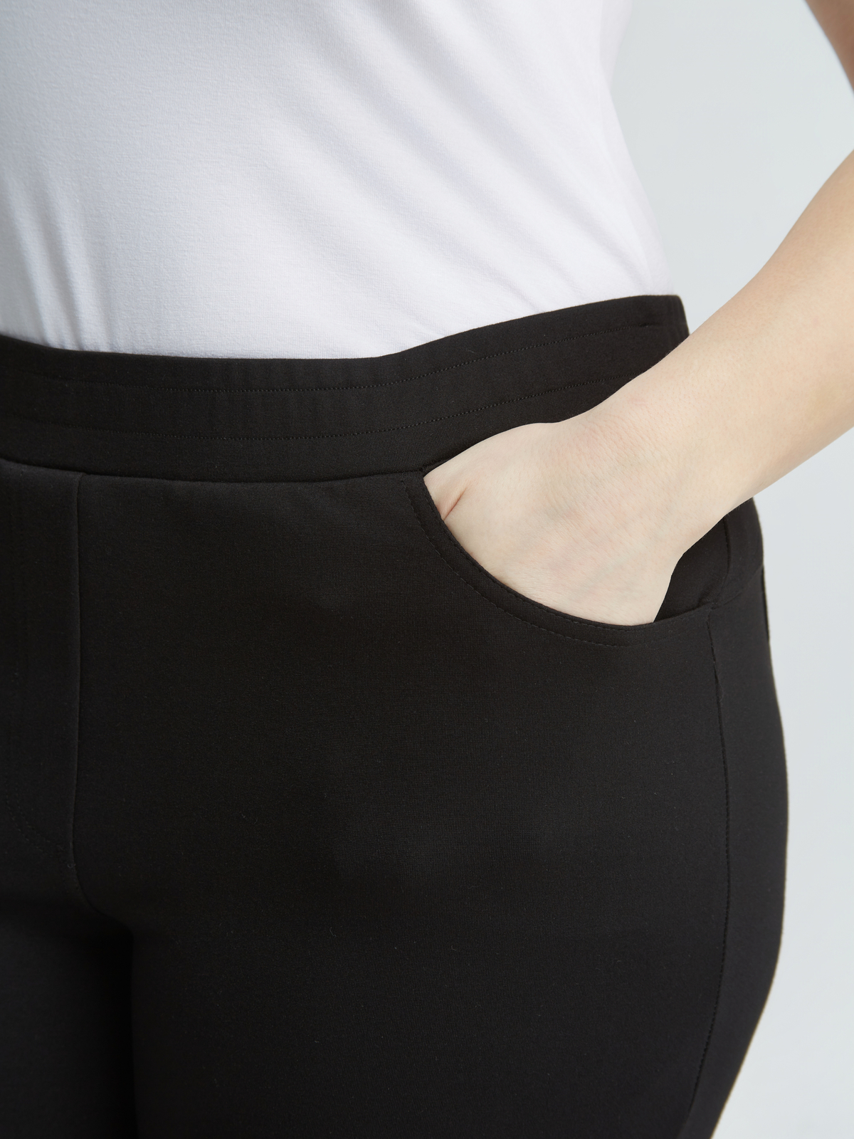 Παντελόνι καμπάνα push up με τσέπες πίσω φωτογραφία
