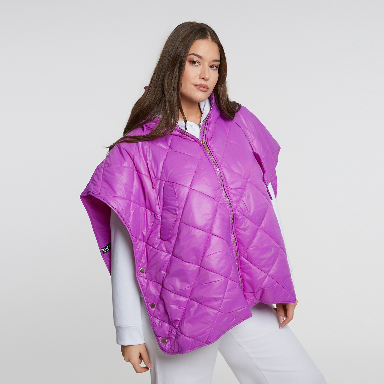 Δημιουργήστε εντυπώσεις με αυτή την έντονη μωβ καπιτονέ κάπα με κουκούλα. Η άνετη, oversized γραμμή της προσφέρει ζεστασιά και άνεση, ενώ το μοναδικό της design προσδίδει μια σύγχρονη αίσθηση στο look σας. Το σχέδιο με κοντά μανίκια την καθιστά ιδανική για layering, προσφέροντας ευελιξία για casual αλλά και πιο προσεγμένες εμφανίσεις. Συνδυάστε την με ένα χοντρό πουλόβερ ή ένα κομψό τοπ για μια εμφάνιση που ξεχωρίζει. ● Καπιτονέ σχέδιο με επένδυση για πρόσθετη ζεστασιά και άνεση ● Ρυθμιζόμενη κουκούλα με κορδόνια για επιπλέον προστασία ● Μπροστινό φερμουάρ για εύκολη εφαρμογή και άνεση ● Πλαϊνά κουμπιά για καλύτερη εφαρμογή ● Ιδανικό για layering κατά τις κρύες μέρες Μήκος (κέντρο της πλάτης): 75 εκ. 100%NYLON Το μοντέλο έχει ύψος 1,77 εκ. και φοράει O/S 