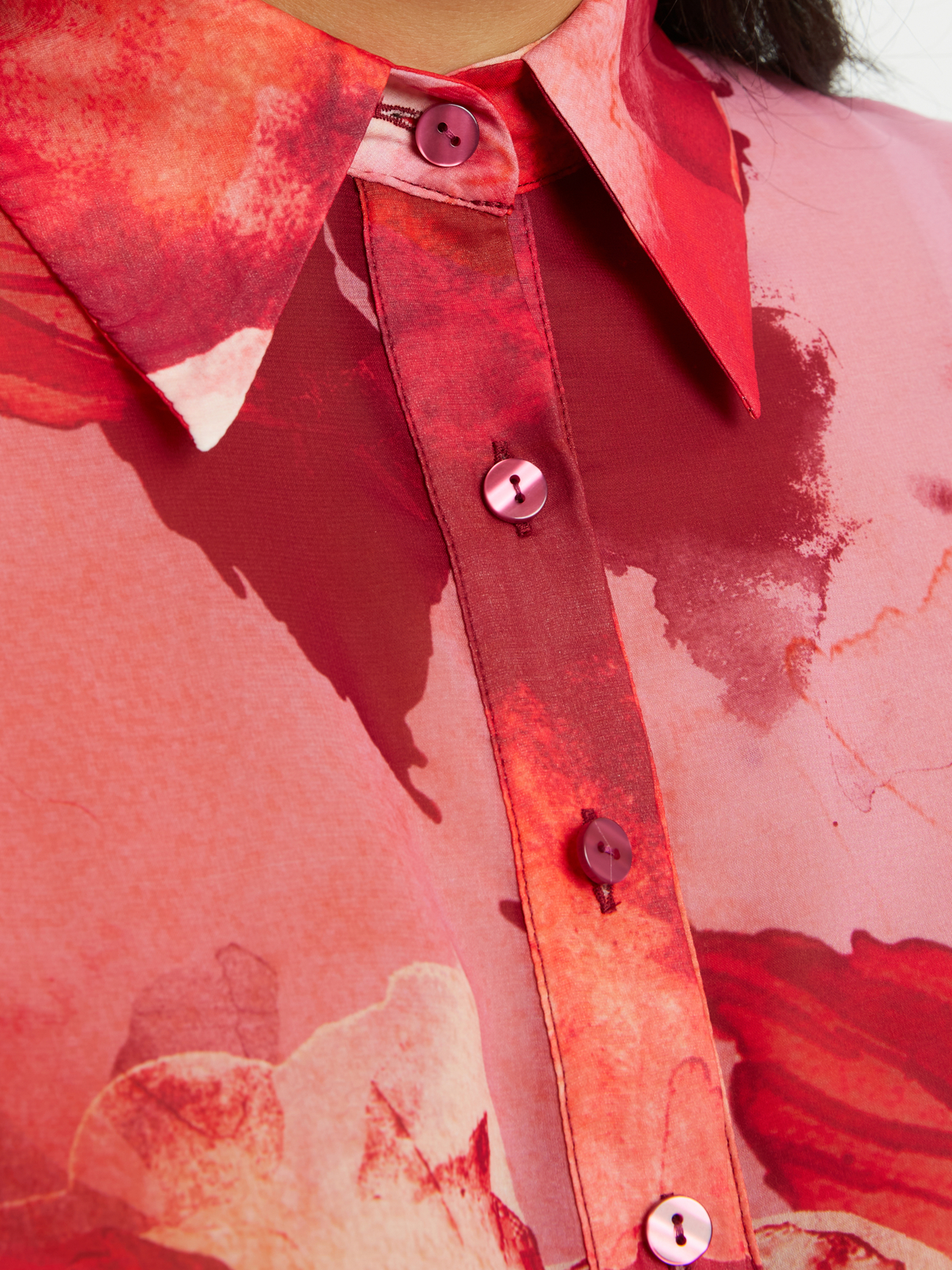 Ανάλαφρο πουκάμισο σε φλόραλ print φωτογραφία