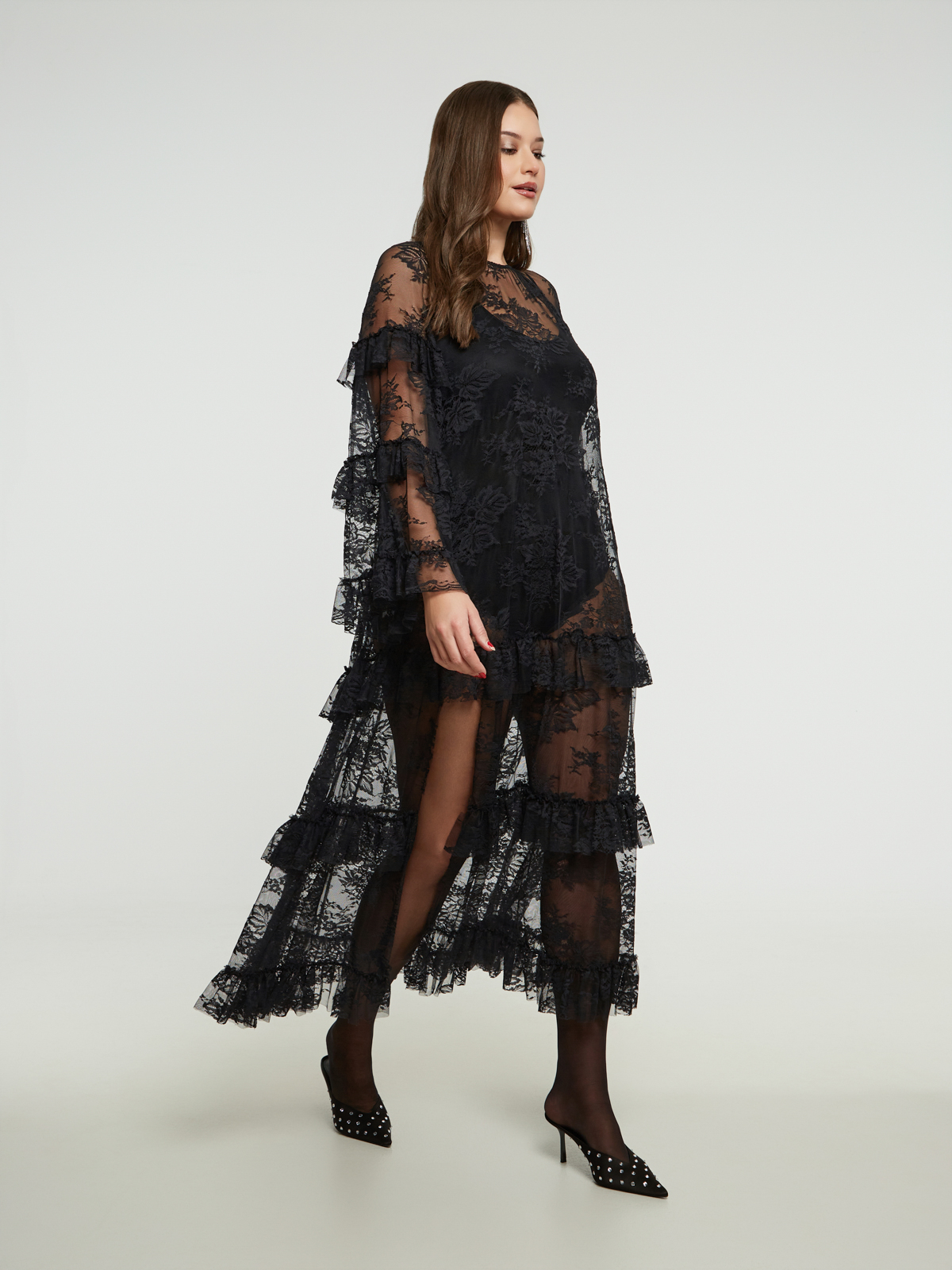 Μαύρο δαντελένιο μάξι φόρεμα με βολάν φωτογραφία