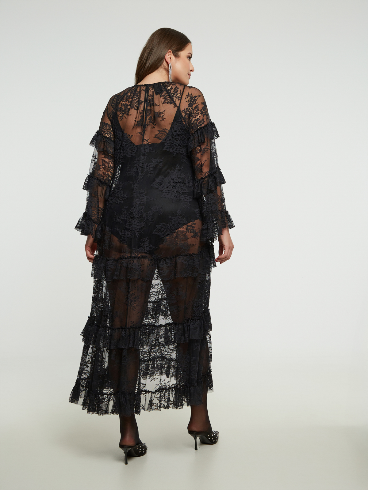 Μαύρο δαντελένιο μάξι φόρεμα με βολάν φωτογραφία