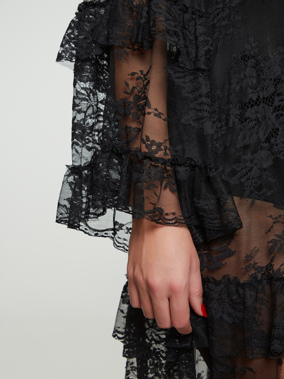 Μαύρο δαντελένιο μάξι φόρεμα με βολάν φωτογραφία