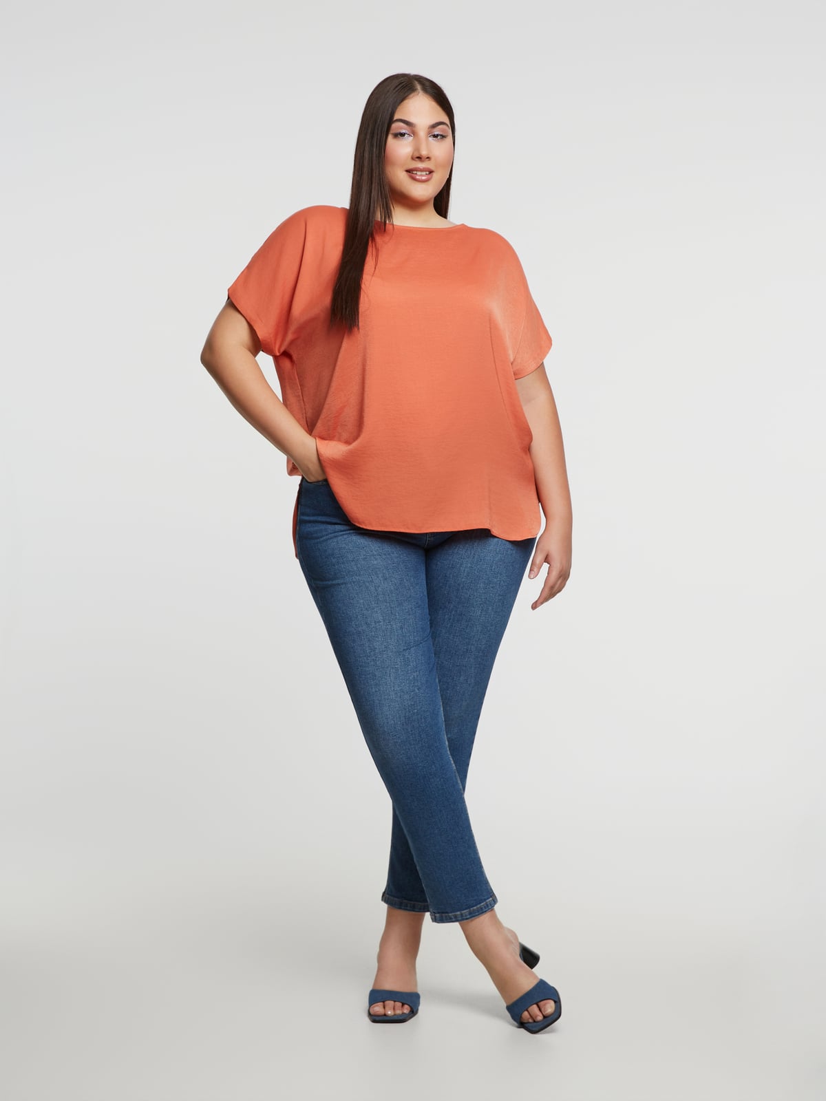 Μπλούζα σατέν με στρογγυλή λαιμόκοψη φωτογραφία