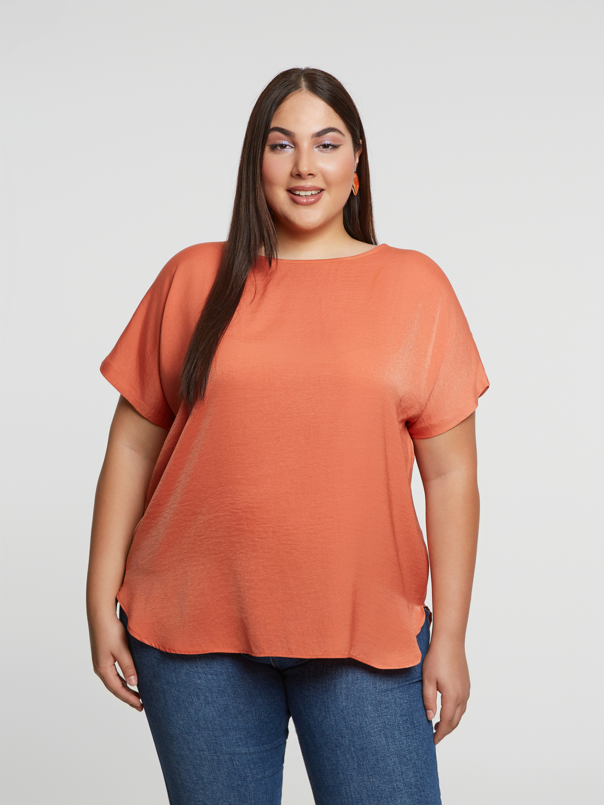 Μπλούζα σατέν με στρογγυλή λαιμόκοψη φωτογραφία