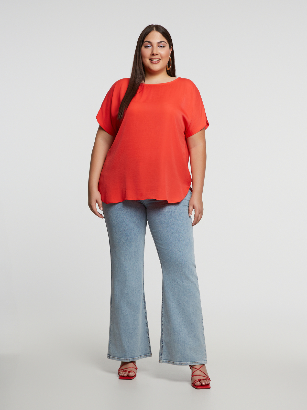 Μπλούζα σατέν με στρογγυλή λαιμόκοψη φωτογραφία