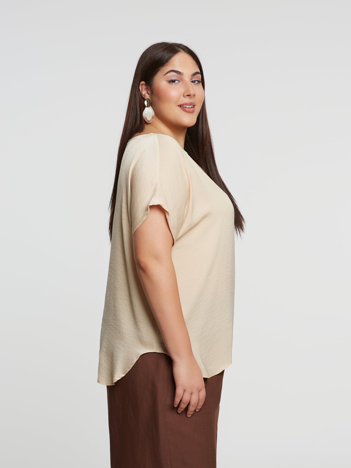 Μπλούζα σατέν με στρογγυλή λαιμόκοψη φωτογραφία