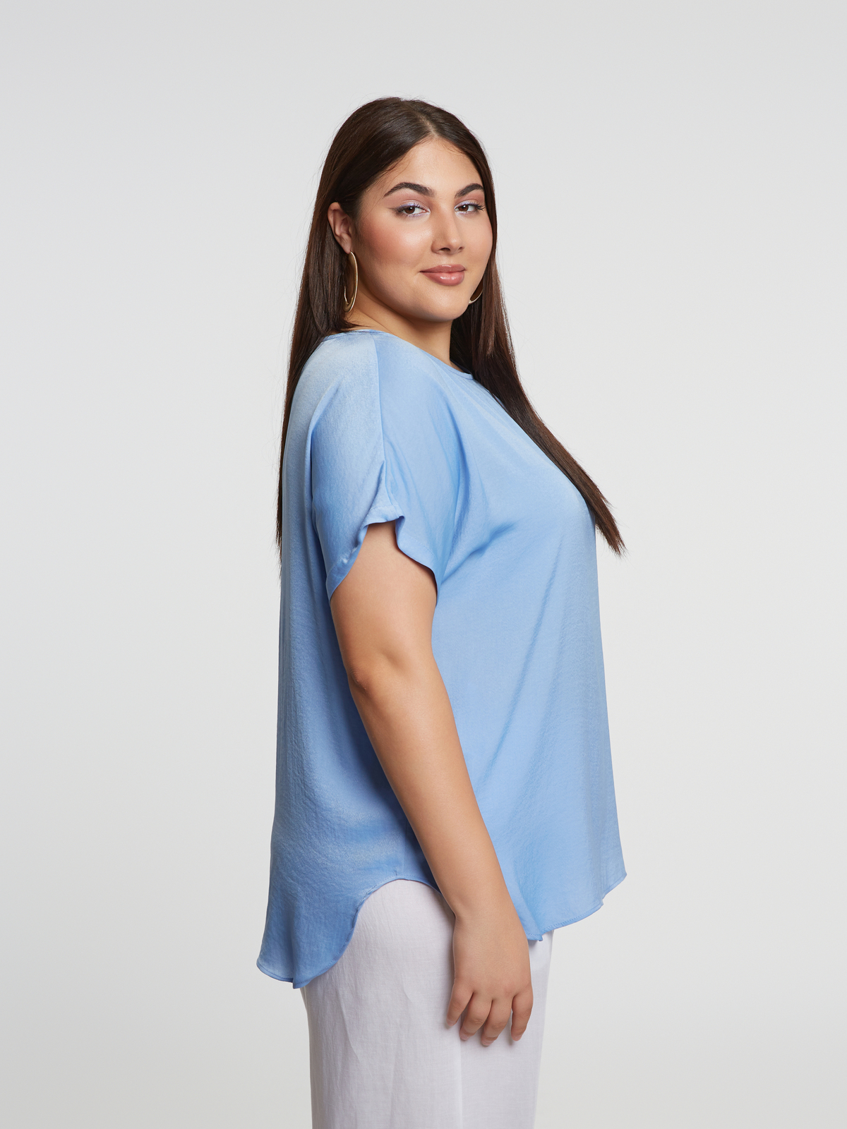 Μπλούζα σατέν με στρογγυλή λαιμόκοψη φωτογραφία