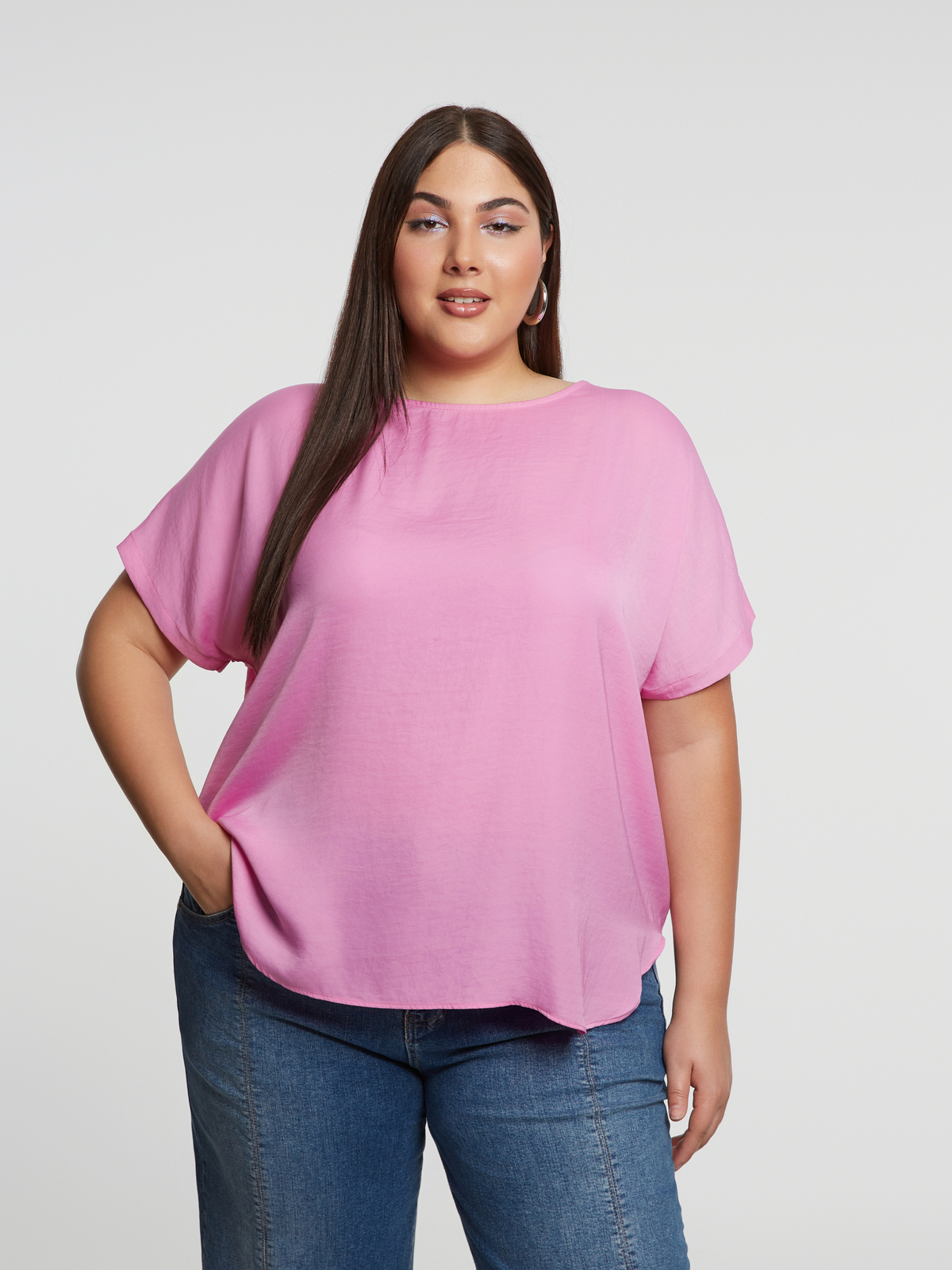 Μπλούζα σατέν με στρογγυλή λαιμόκοψη φωτογραφία