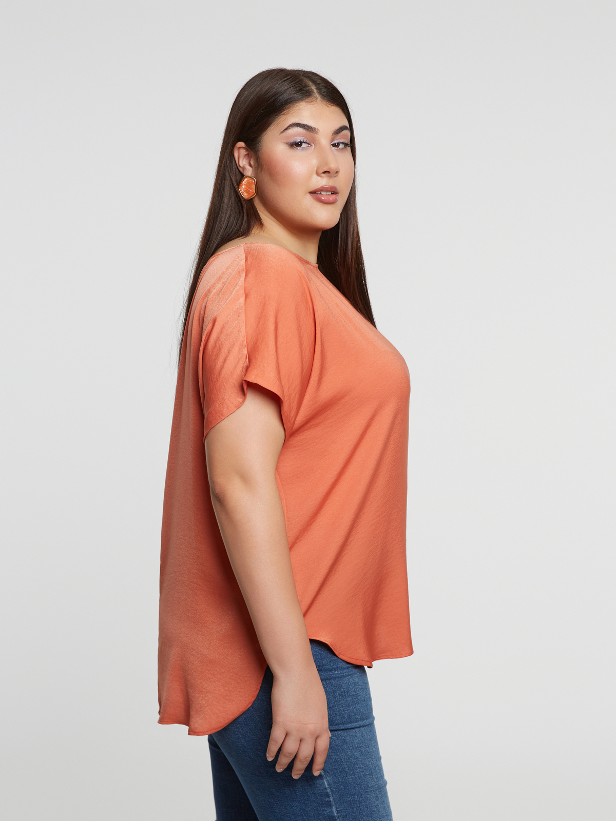 Μπλούζα σατέν με στρογγυλή λαιμόκοψη φωτογραφία