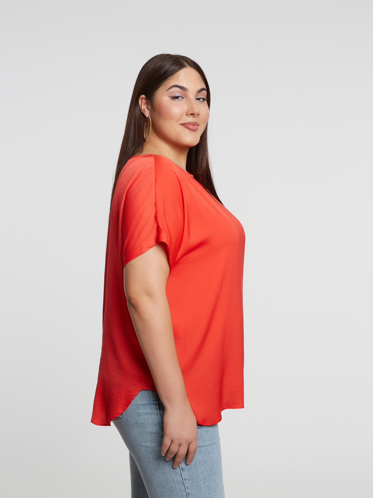 Μπλούζα σατέν με στρογγυλή λαιμόκοψη φωτογραφία