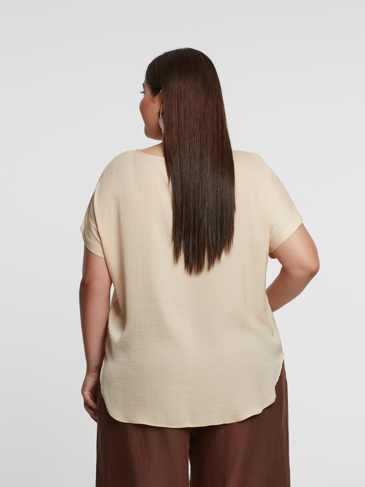 Μπλούζα σατέν με στρογγυλή λαιμόκοψη φωτογραφία