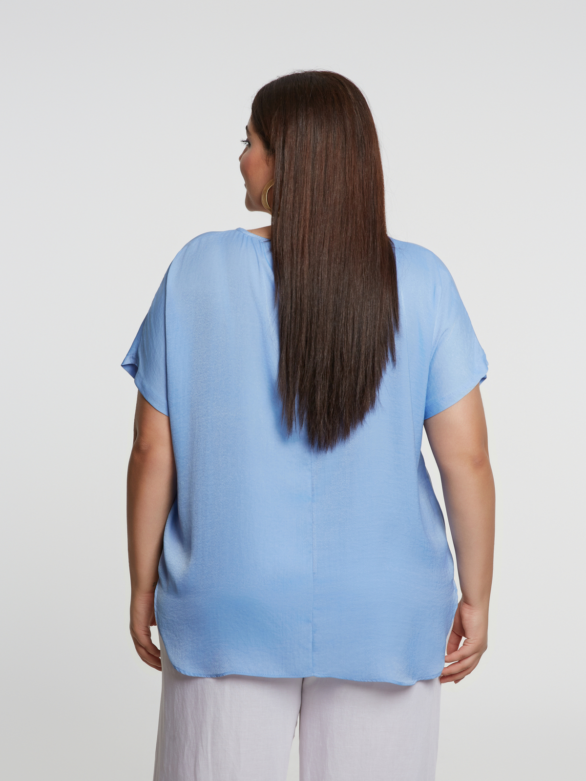 Μπλούζα σατέν με στρογγυλή λαιμόκοψη φωτογραφία