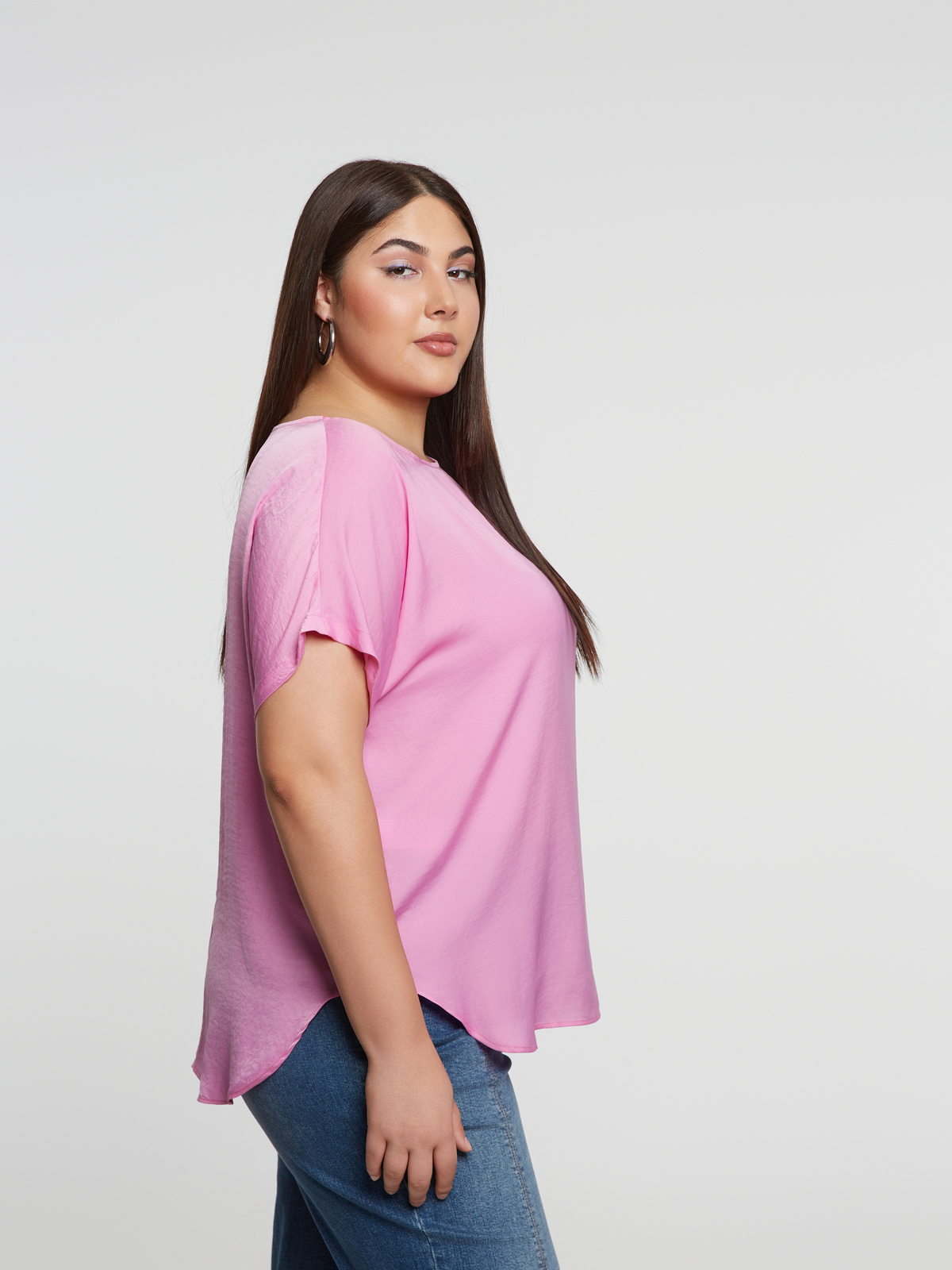 Μπλούζα σατέν με στρογγυλή λαιμόκοψη φωτογραφία