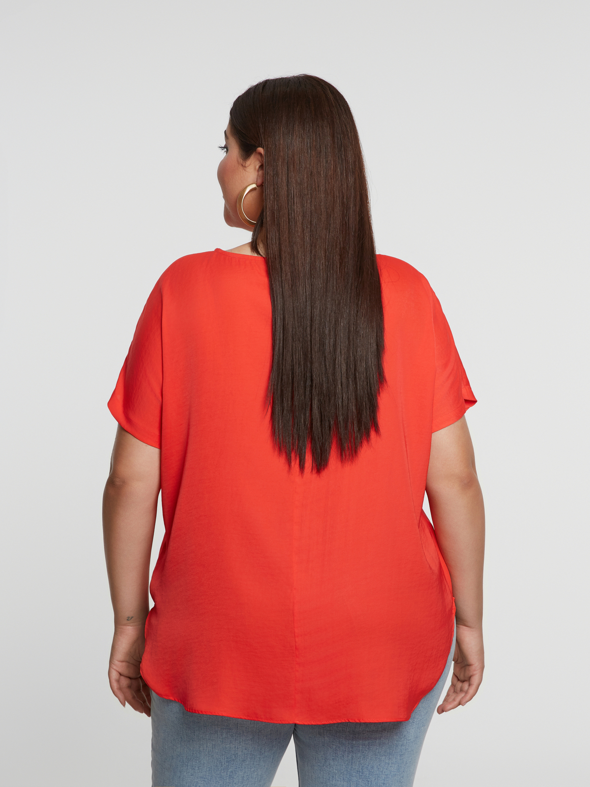 Μπλούζα σατέν με στρογγυλή λαιμόκοψη φωτογραφία