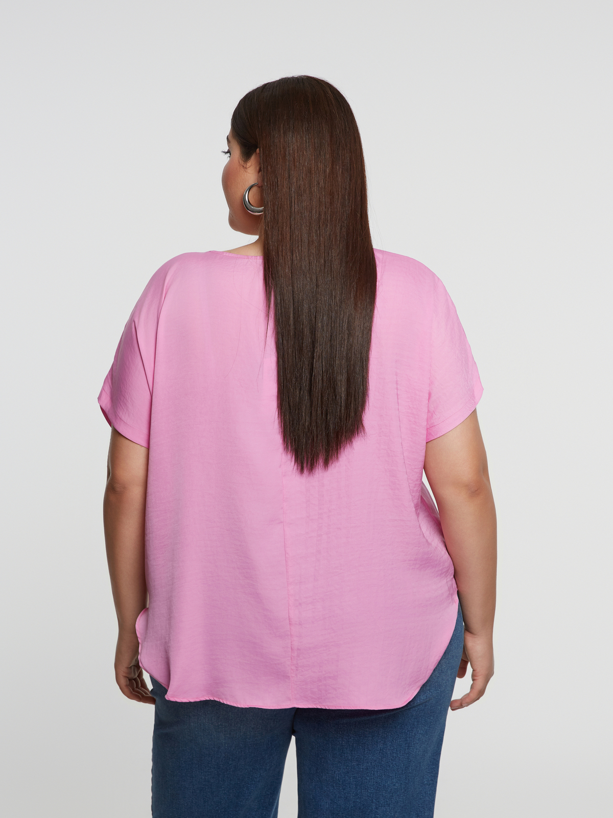 Μπλούζα σατέν με στρογγυλή λαιμόκοψη φωτογραφία