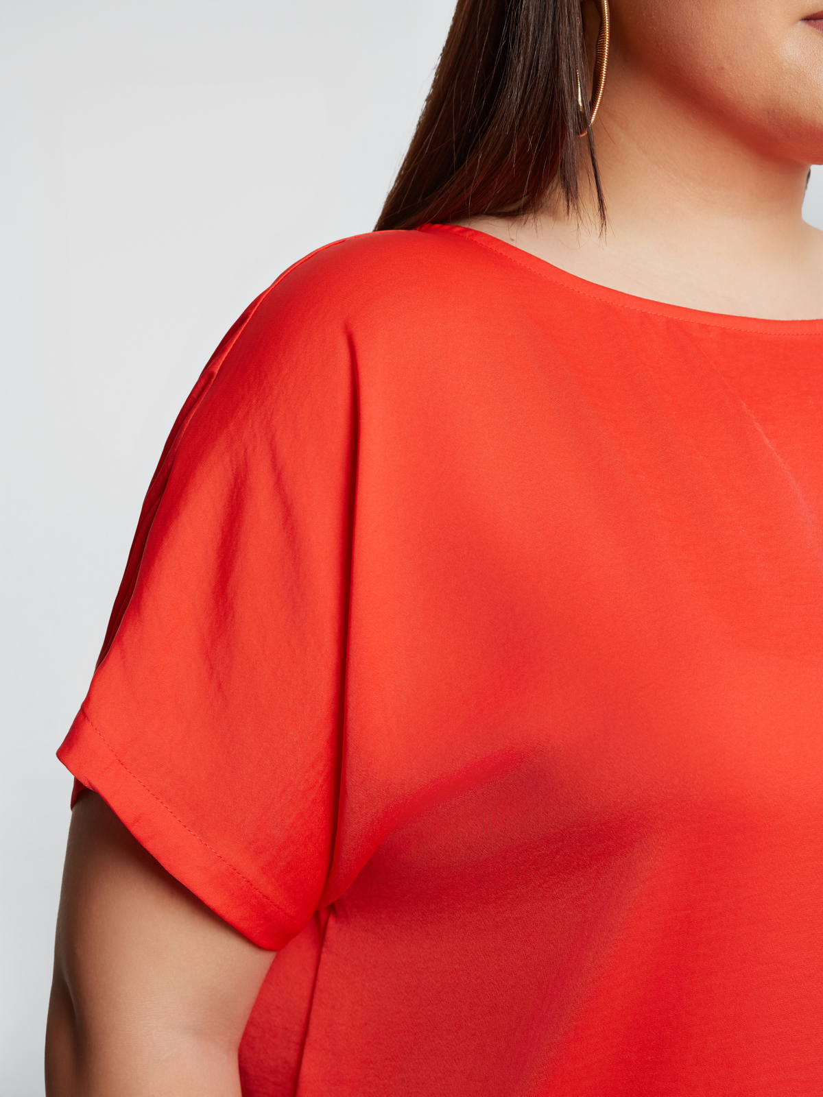 Μπλούζα σατέν με στρογγυλή λαιμόκοψη φωτογραφία