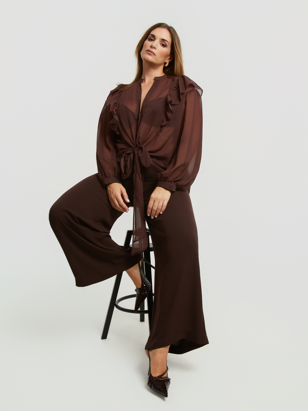 Πουκάμισο με πουά μοτίβο και δέσιμο μπροστά φωτογραφία