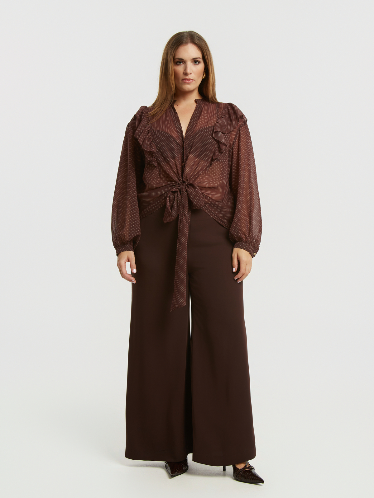 Πουκάμισο με πουά μοτίβο και δέσιμο μπροστά φωτογραφία