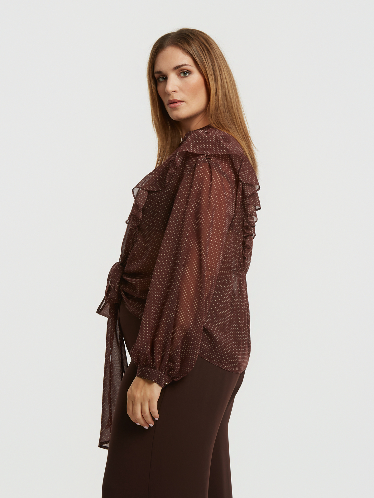 Πουκάμισο με πουά μοτίβο και δέσιμο μπροστά φωτογραφία