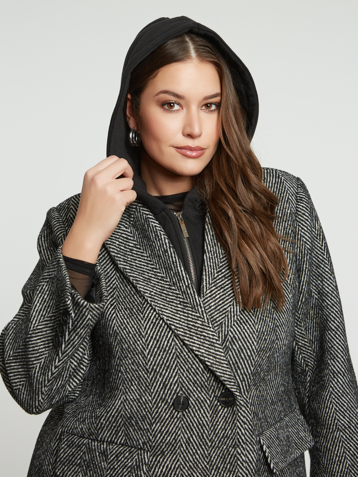 Σακάκι με μοτίβο ψαροκόκαλο και αποσπώμενη κουκούλα φωτογραφία