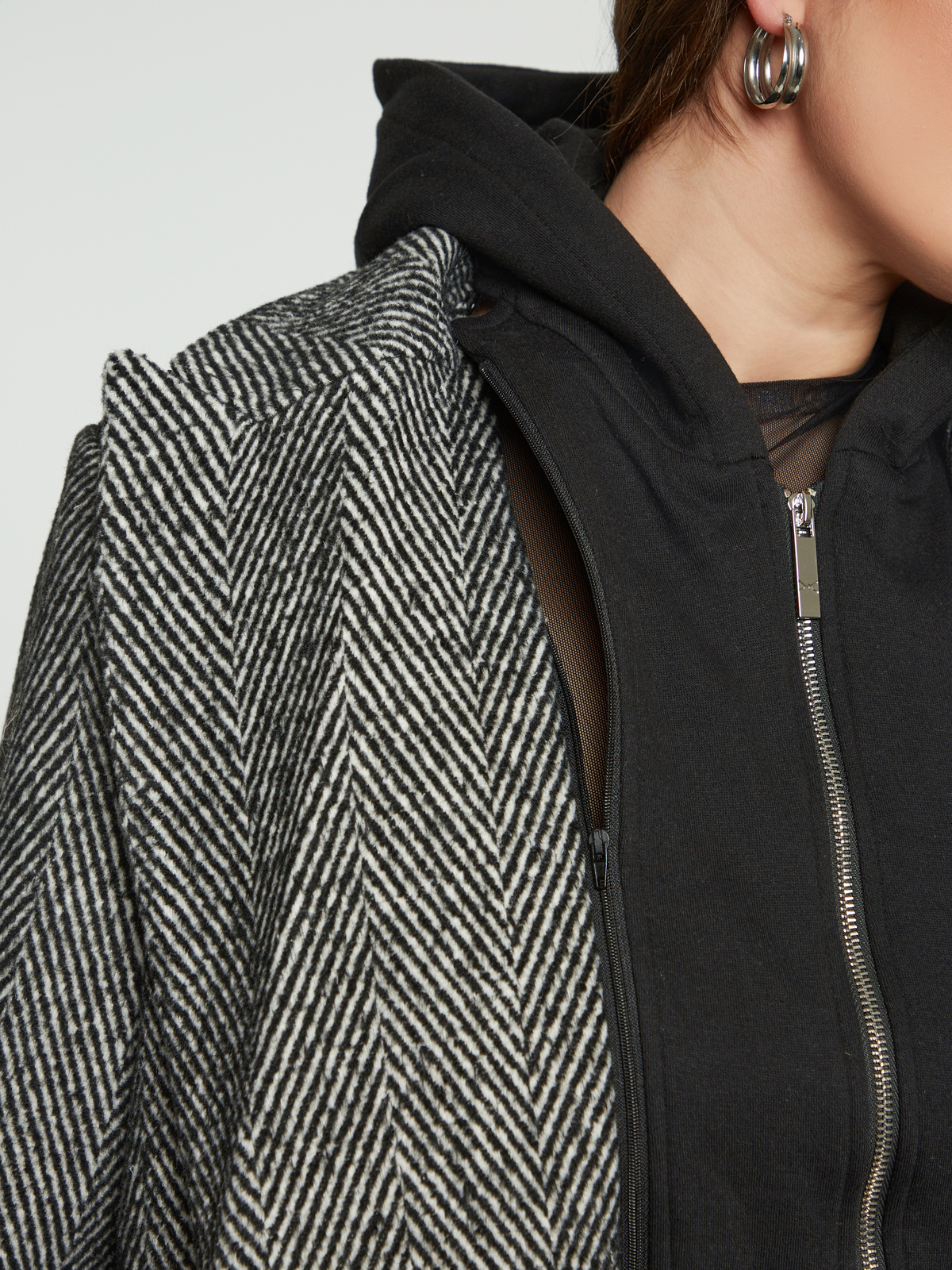 Σακάκι με μοτίβο ψαροκόκαλο και αποσπώμενη κουκούλα φωτογραφία