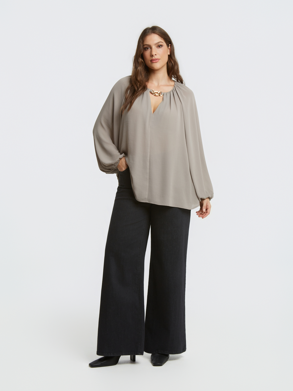 Κρεπ μπλούζα με χρυσή λεπτομέρεια φωτογραφία