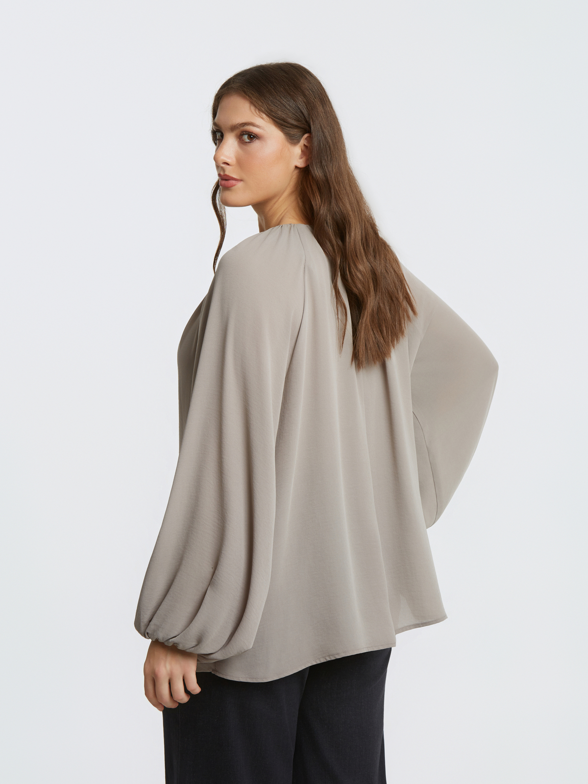 Κρεπ μπλούζα με χρυσή λεπτομέρεια φωτογραφία