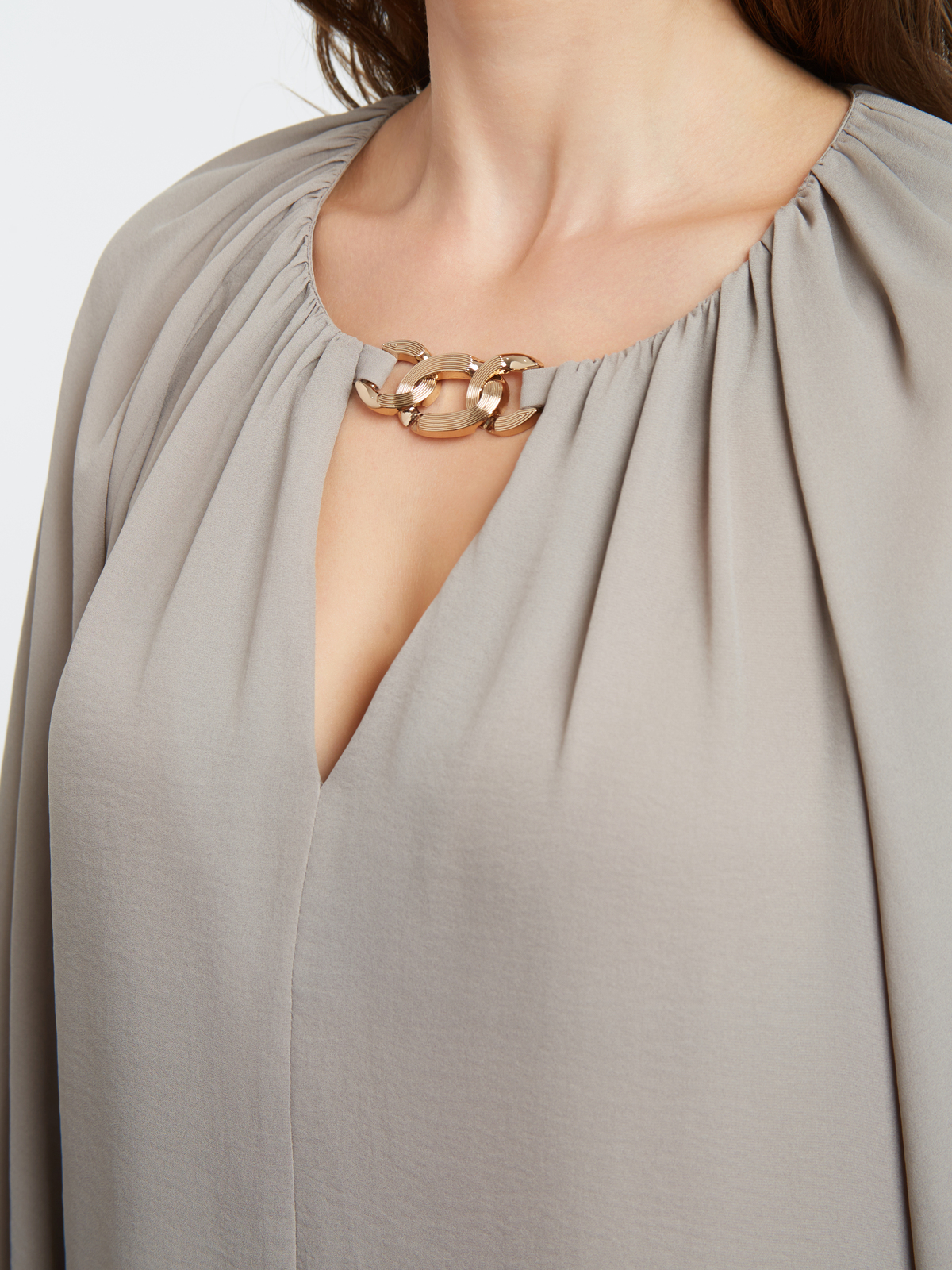 Κρεπ μπλούζα με χρυσή λεπτομέρεια φωτογραφία