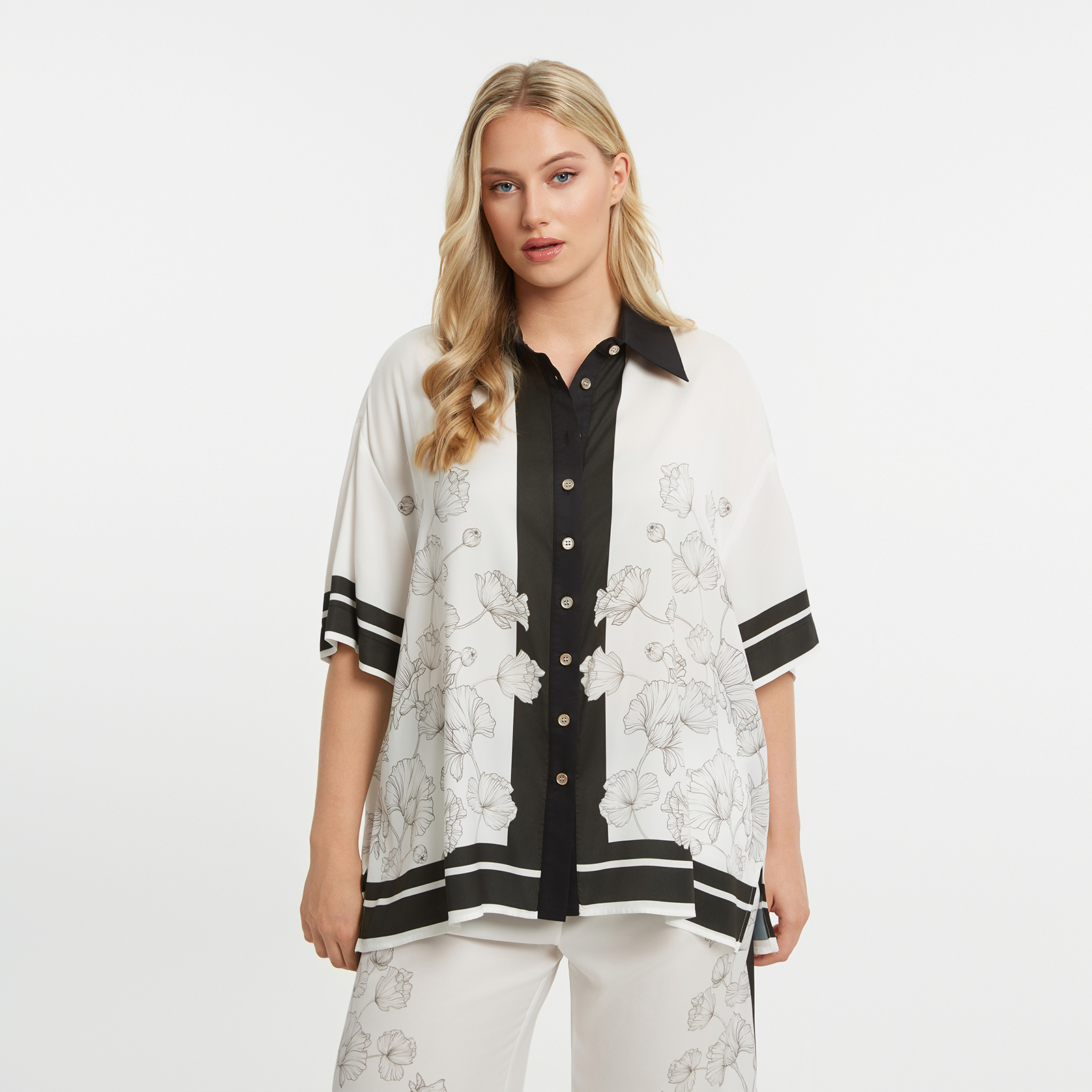 Σατέν πουκάμισο με floral μοτίβο και contrast λεπτομέρειες