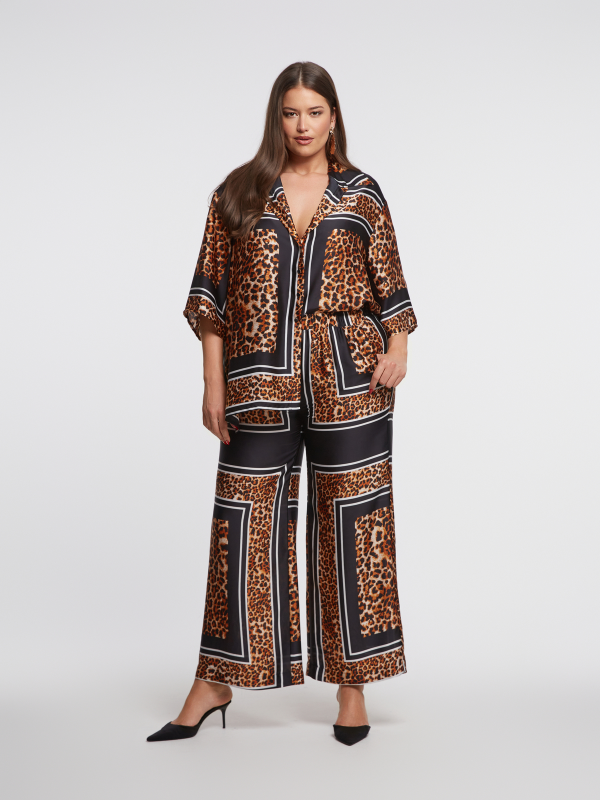 Σατέν παντελόνα με λεοπάρ και γεωμετρικό μοτίβο φωτογραφία