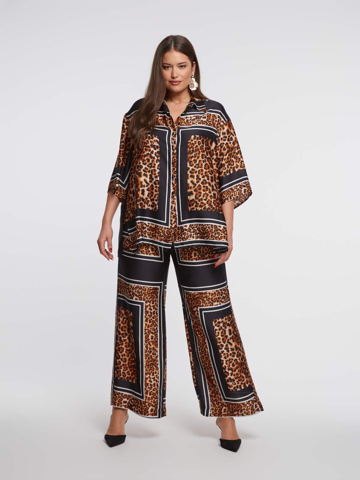 Σατέν παντελόνα με λεοπάρ και γεωμετρικό μοτίβο φωτογραφία