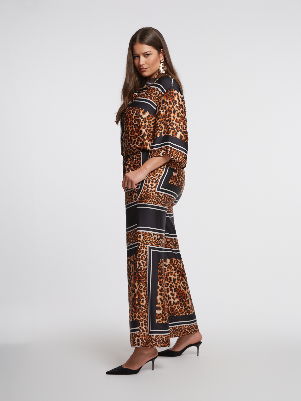 Σατέν παντελόνα με λεοπάρ και γεωμετρικό μοτίβο φωτογραφία