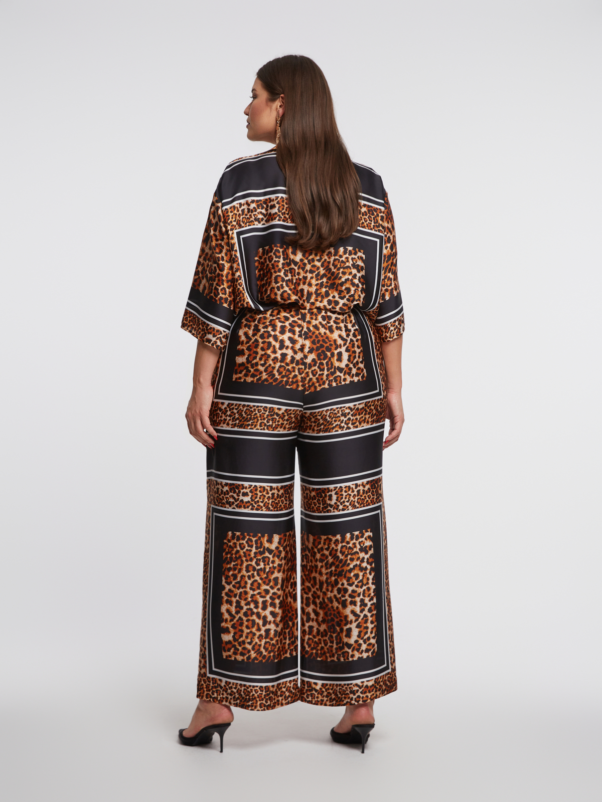 Σατέν παντελόνα με λεοπάρ και γεωμετρικό μοτίβο φωτογραφία
