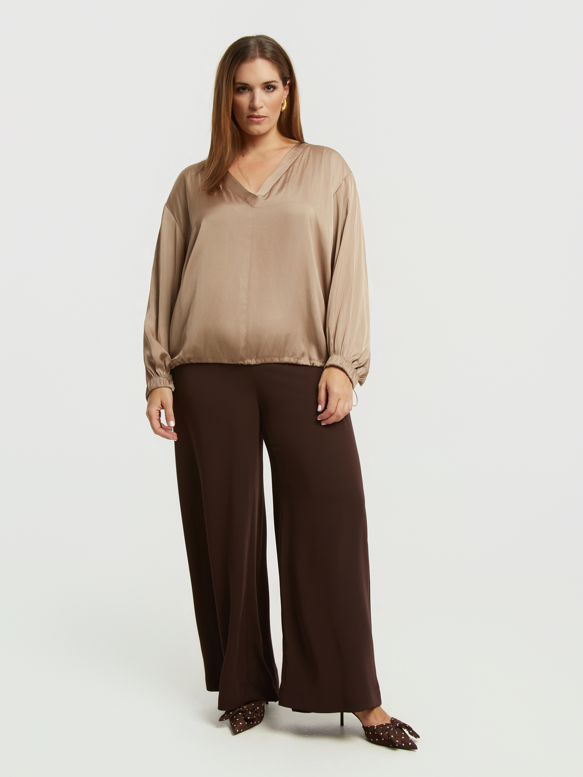 Σατέν μπλούζα V με μπαλούν μανίκια φωτογραφία