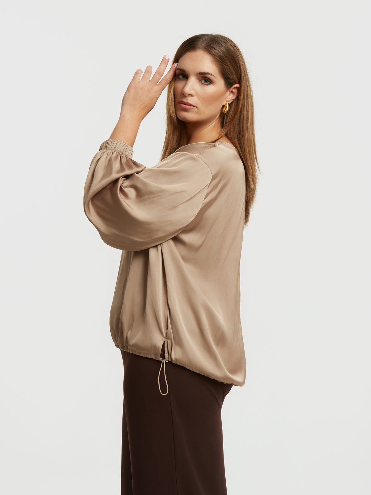 Σατέν μπλούζα V με μπαλούν μανίκια φωτογραφία