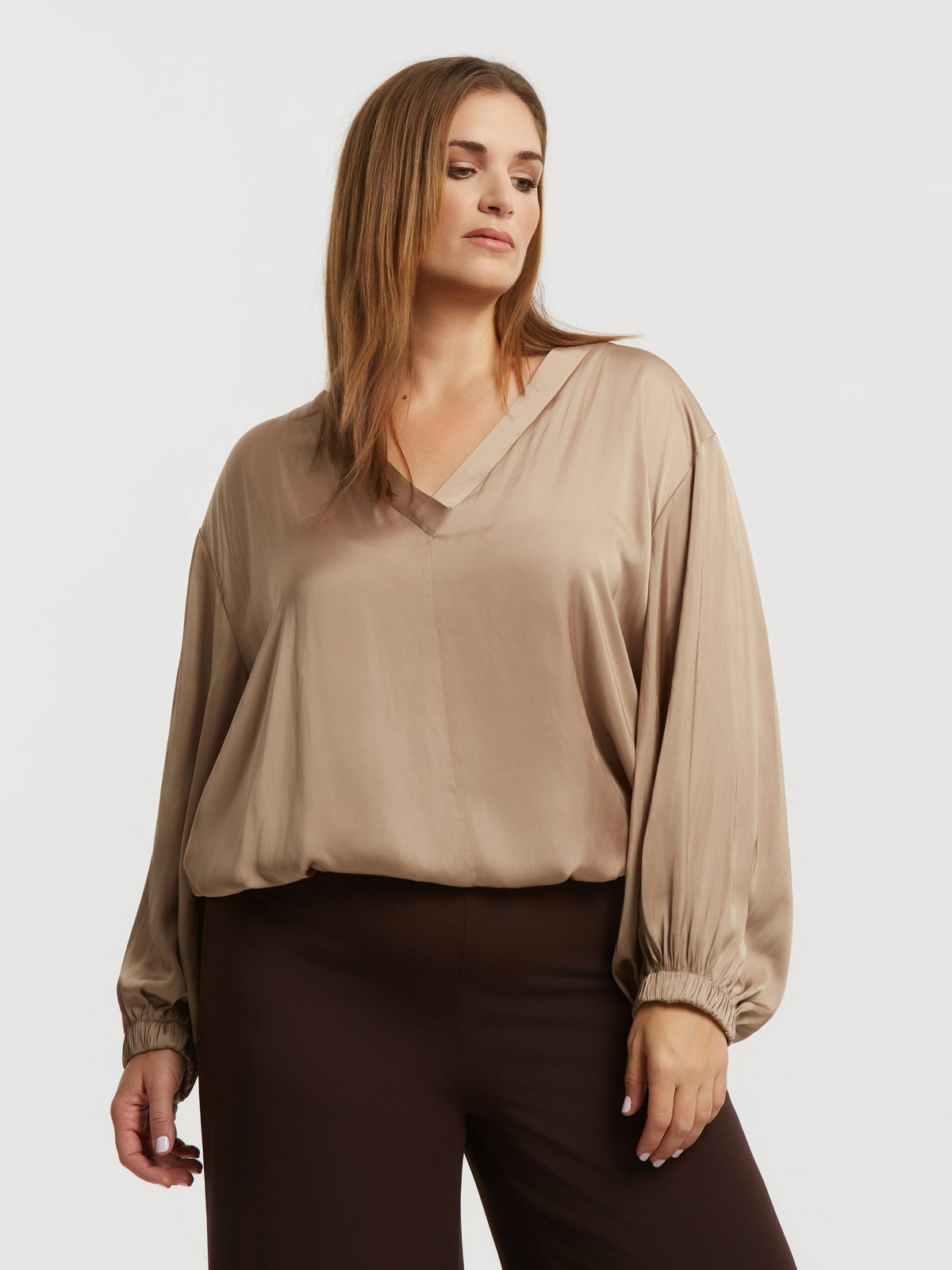 Σατέν μπλούζα V με μπαλούν μανίκια φωτογραφία