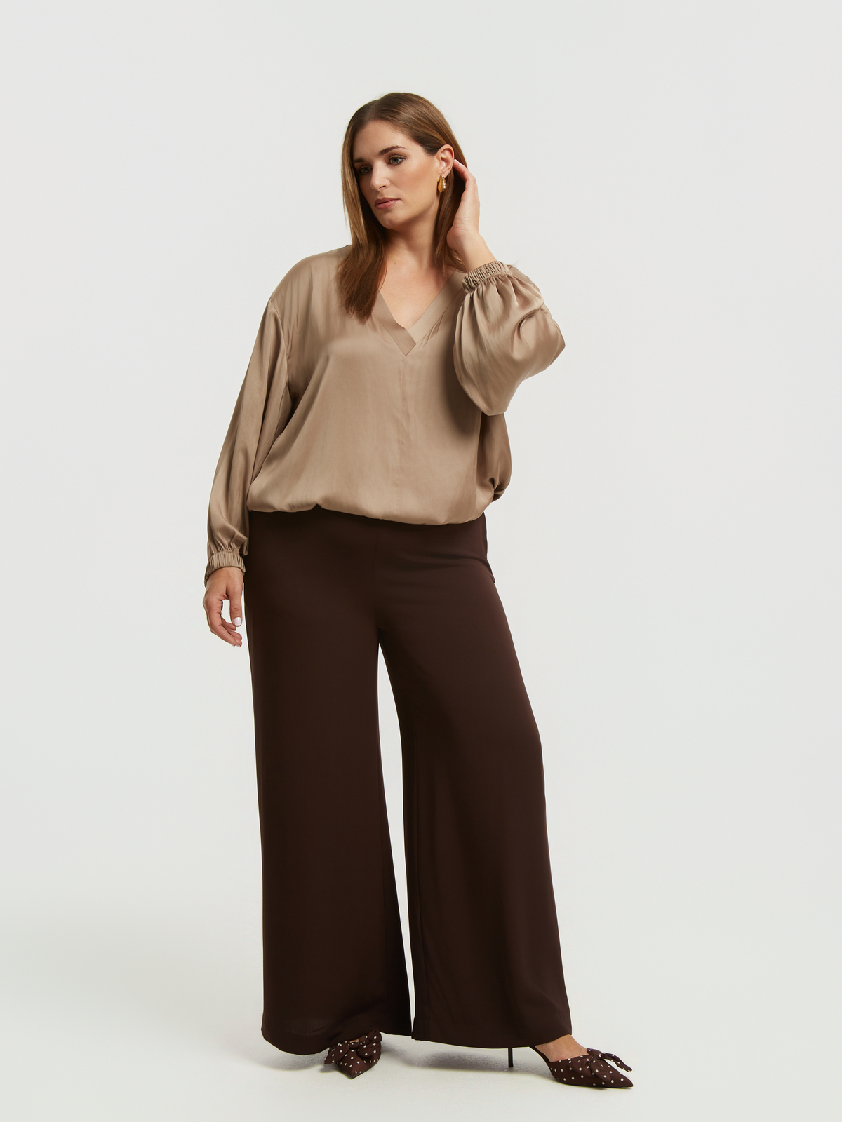 Σατέν μπλούζα V με μπαλούν μανίκια φωτογραφία