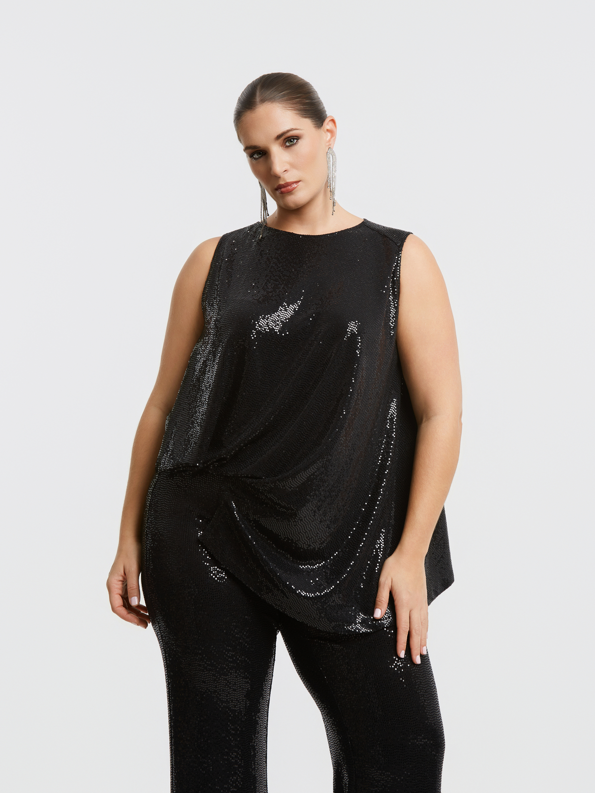 Ασύμμετρο αμάνικο τοπ με παγιέτες φωτογραφία