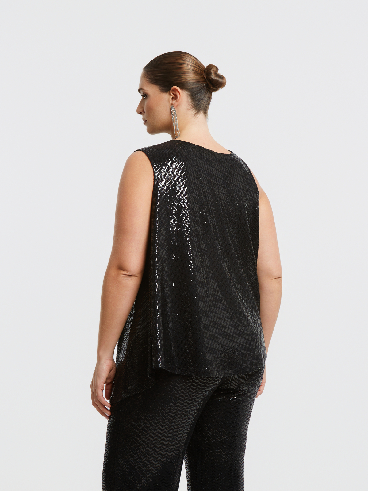 Ασύμμετρο αμάνικο τοπ με παγιέτες φωτογραφία