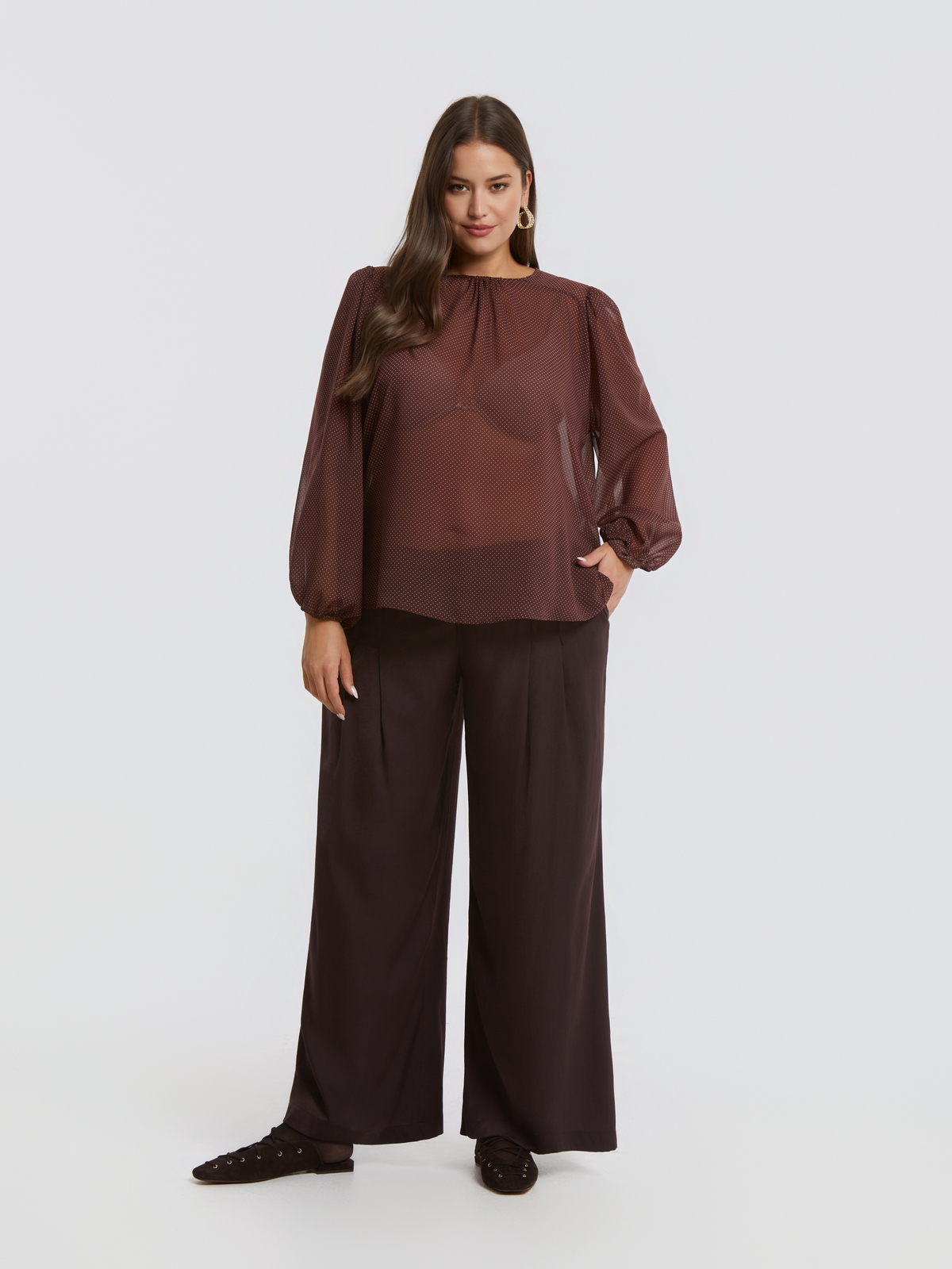 Αέρινη μπλούζα με πουά σχέδιο και μπαλούν μανίκια φωτογραφία