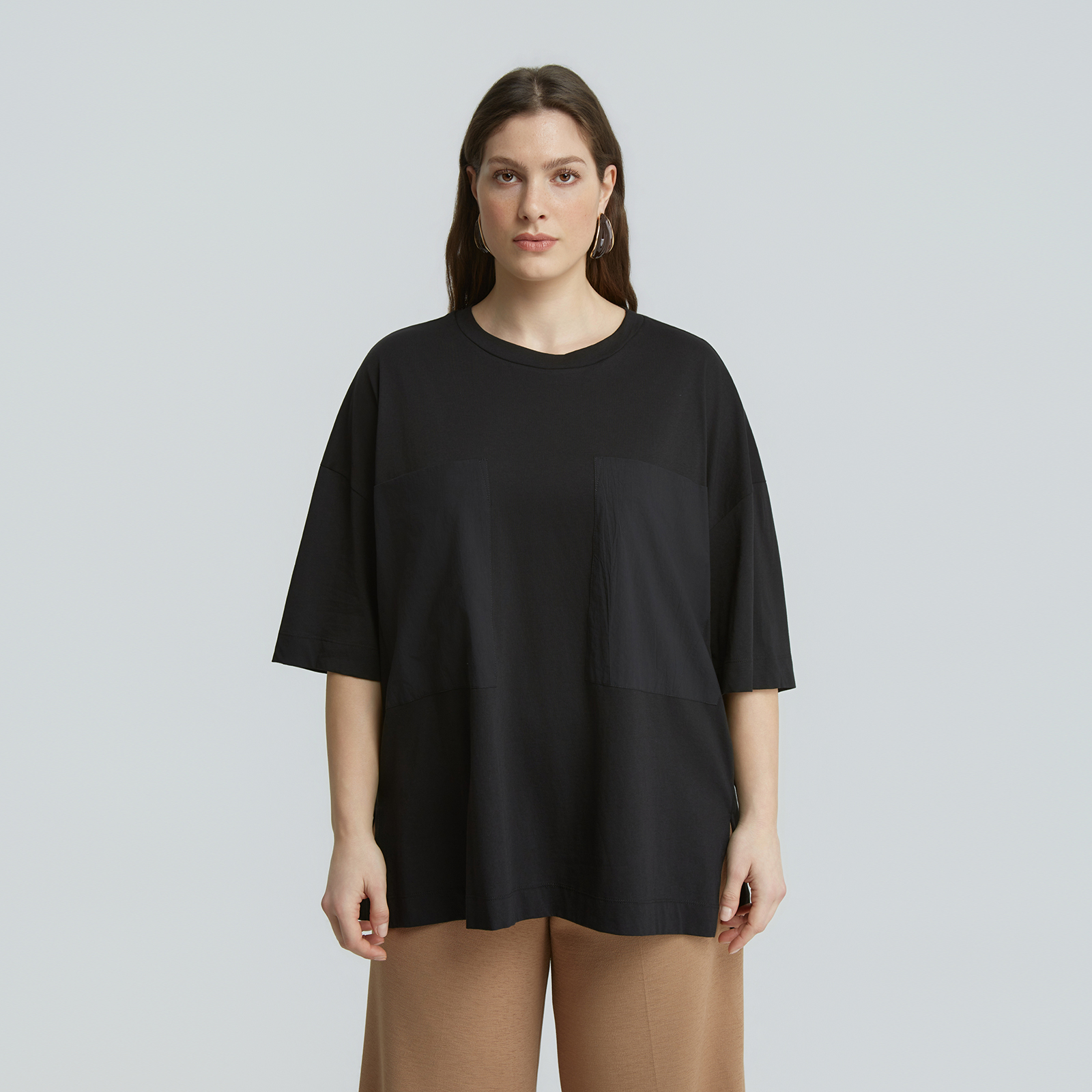 Short-sleeve cotton t-shirt with poplin patch pockets