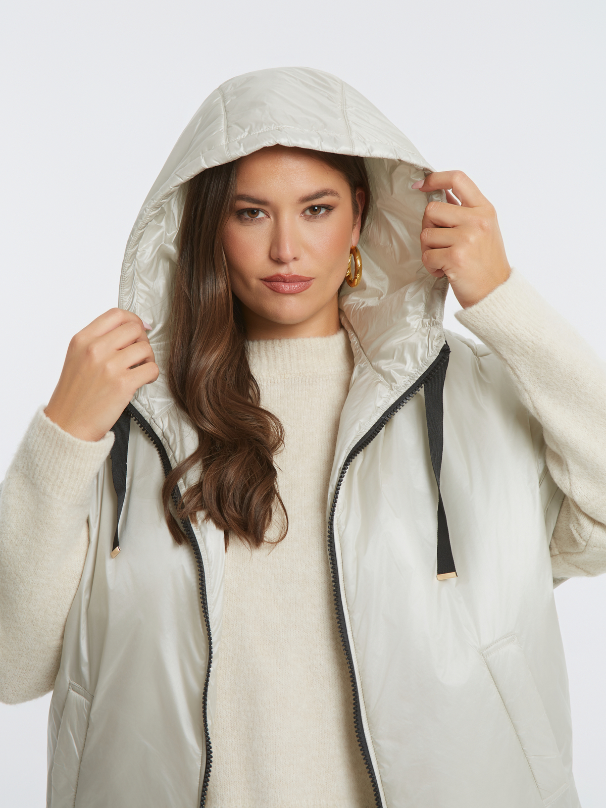 Σατινέ μπουφάν με κουκούλα και κοντά μανίκια φωτογραφία