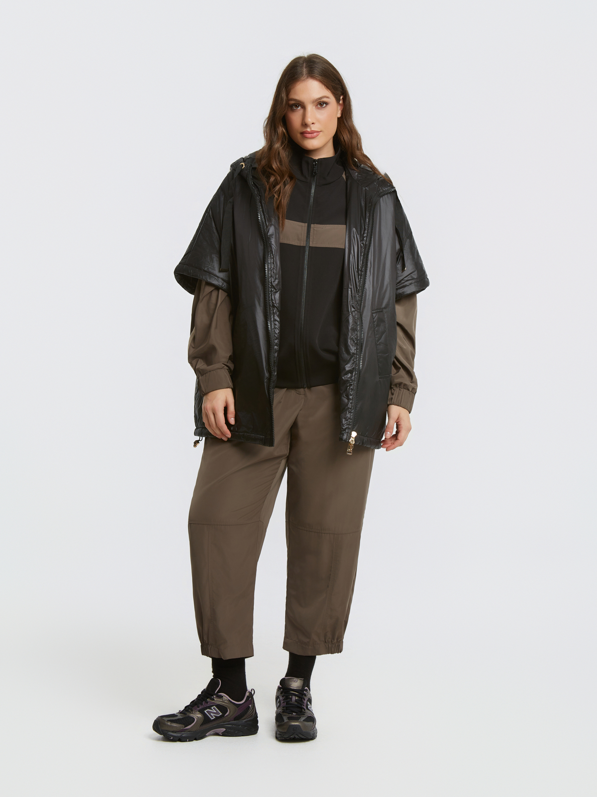 Σατινέ μπουφάν με κουκούλα και κοντά μανίκια φωτογραφία