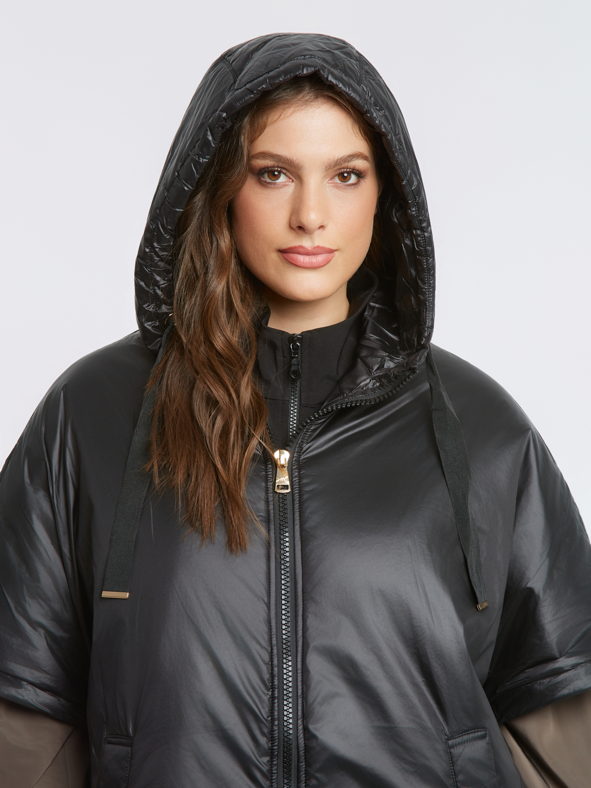 Σατινέ μπουφάν με κουκούλα και κοντά μανίκια φωτογραφία